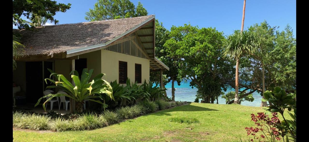 Whispering Palms - Absolute Beachfront Villas Port Vila Exterior foto