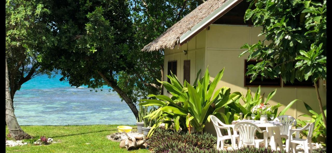 Whispering Palms - Absolute Beachfront Villas Port Vila Exterior foto