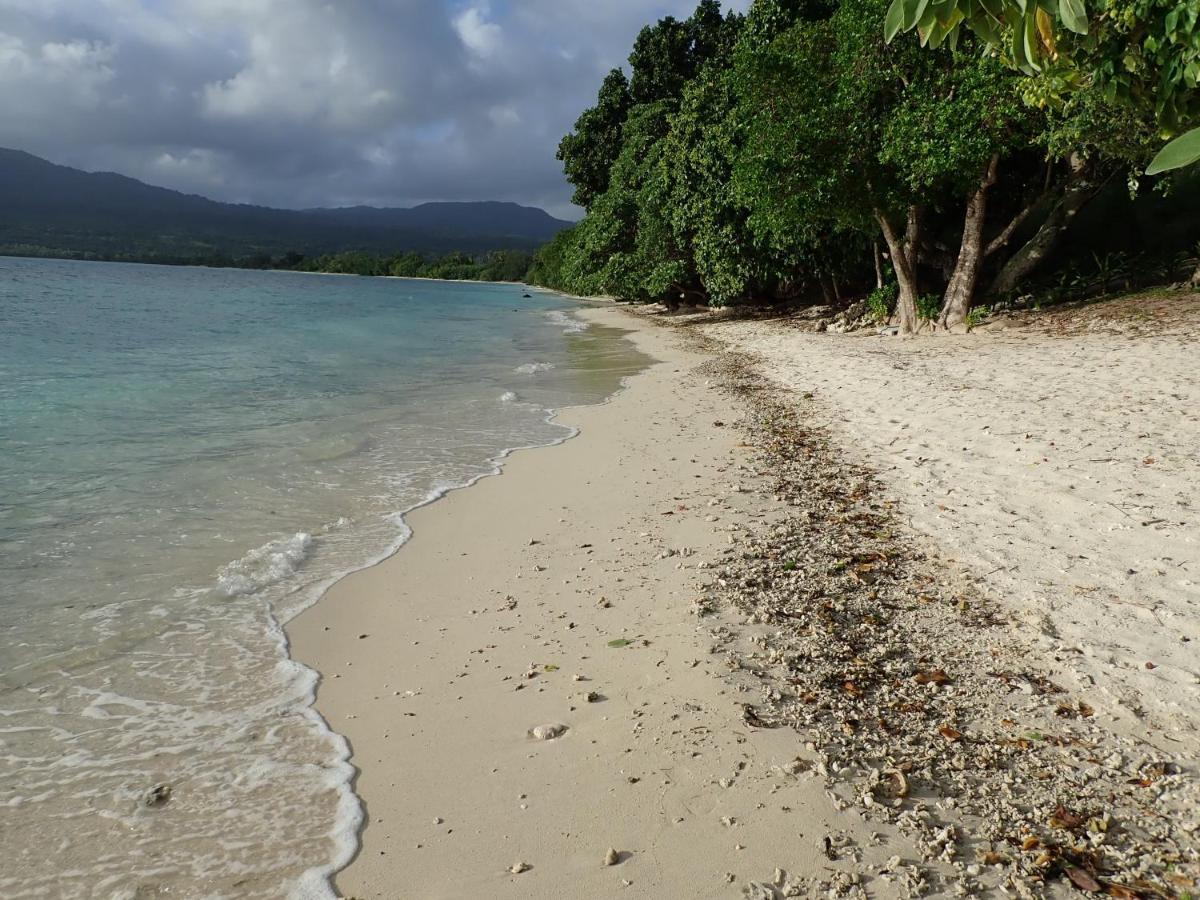 Whispering Palms - Absolute Beachfront Villas Port Vila Exterior foto