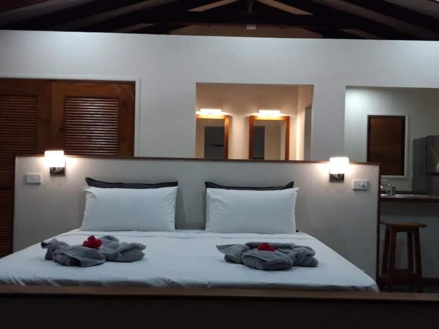 Whispering Palms - Absolute Beachfront Villas Port Vila Exterior foto