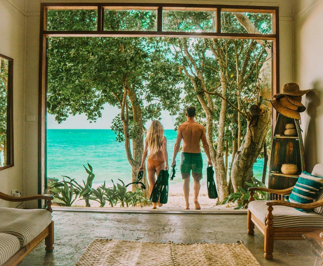 Whispering Palms - Absolute Beachfront Villas Port Vila Exterior foto