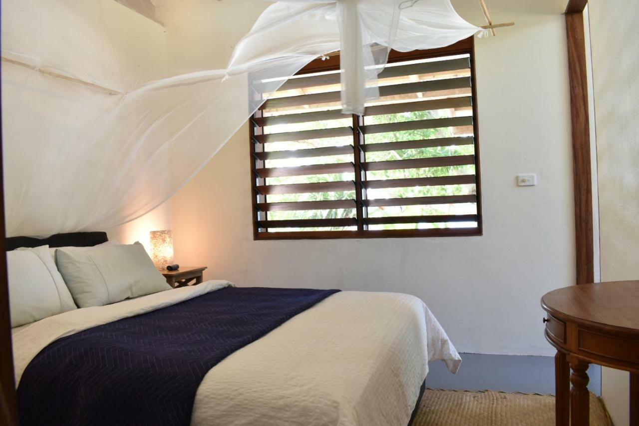 Whispering Palms - Absolute Beachfront Villas Port Vila Exterior foto
