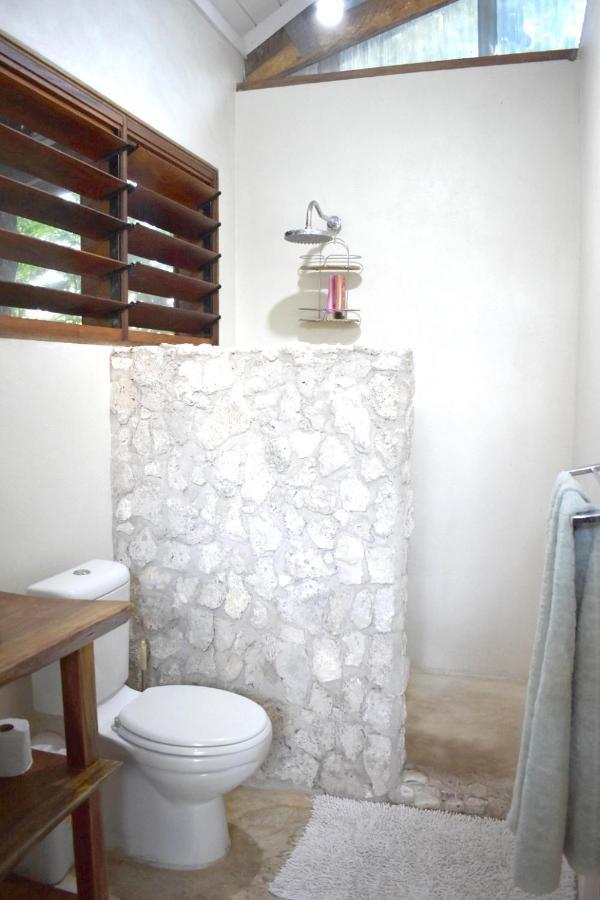 Whispering Palms - Absolute Beachfront Villas Port Vila Exterior foto